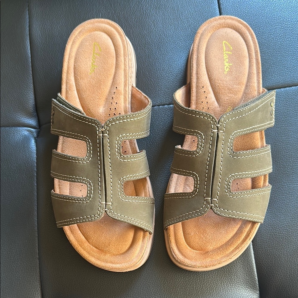 Clarks Yacht Coral Slide Sandals (Olive)